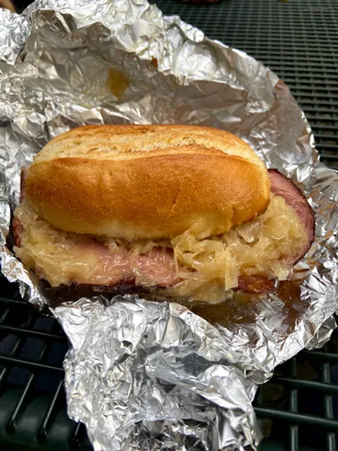 Wolf Wurstshop mit Heisser Wolf Restaurant