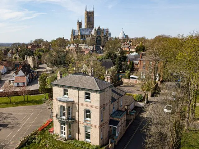 The Lincoln Apartments