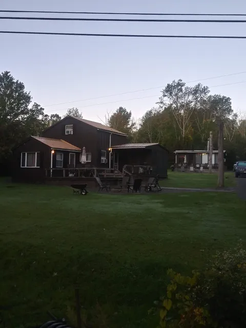 Wright's Waneta Lake Cottages