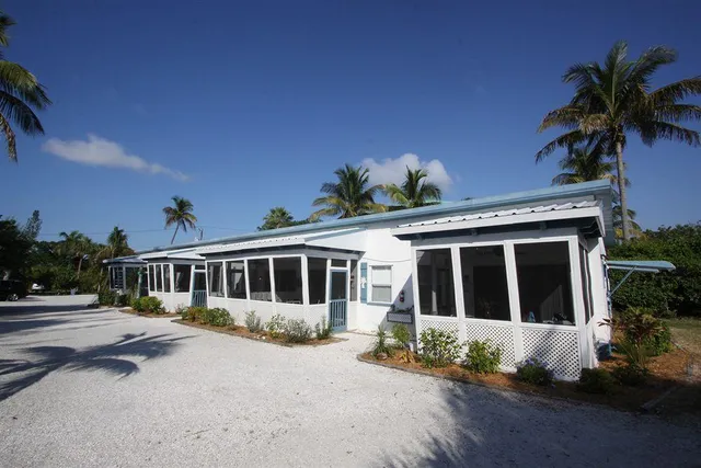 Tropical Winds Motel and Cottages