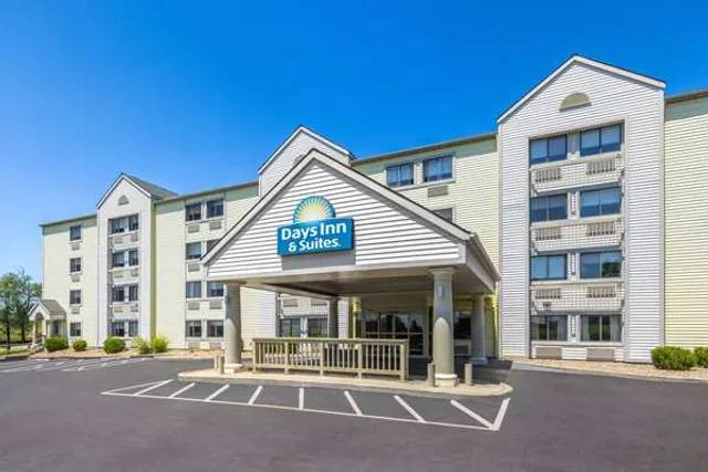 Days Inn & Suites by Wyndham Kansas City South