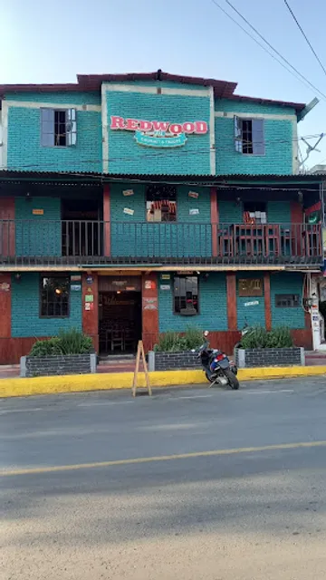 Redwood Pub Gourmet & Tragos