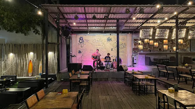 Jones Salad Bangsaen - ร้านโจรสลัด บางแสน