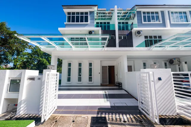 La Ferringhi Villa by ALV