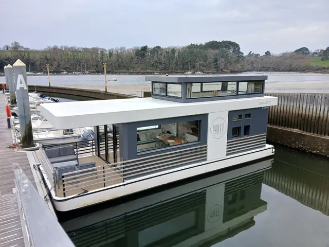 Fleur d'Ô Lodge boat