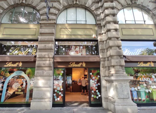 Lindt Chocolate Shop Milano