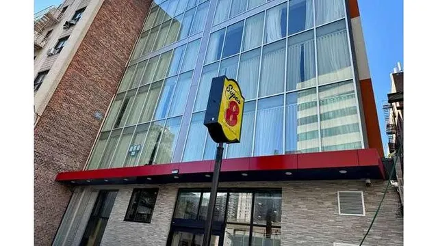 Super 8 by Wyndham Bronx Near Stadium