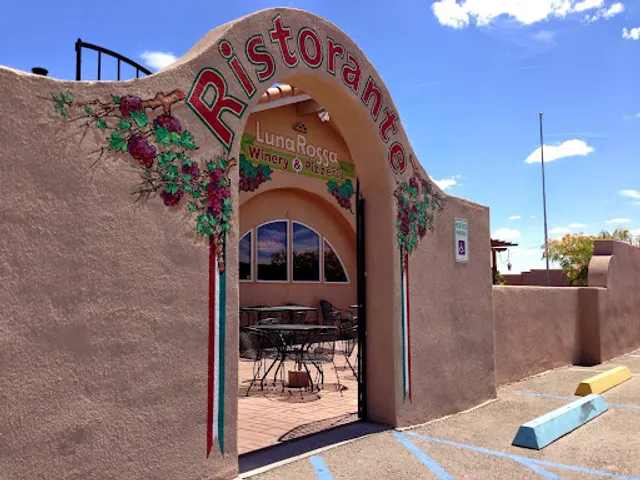 Luna Rossa Winery & Pizzeria