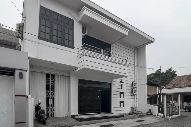 RedDoorz near Poncol Station