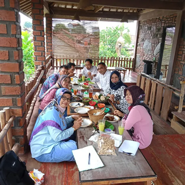 KayuWatu Foodcourt N Cafe