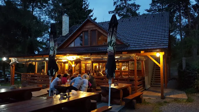 Pivstel POMERANCH u rybníku