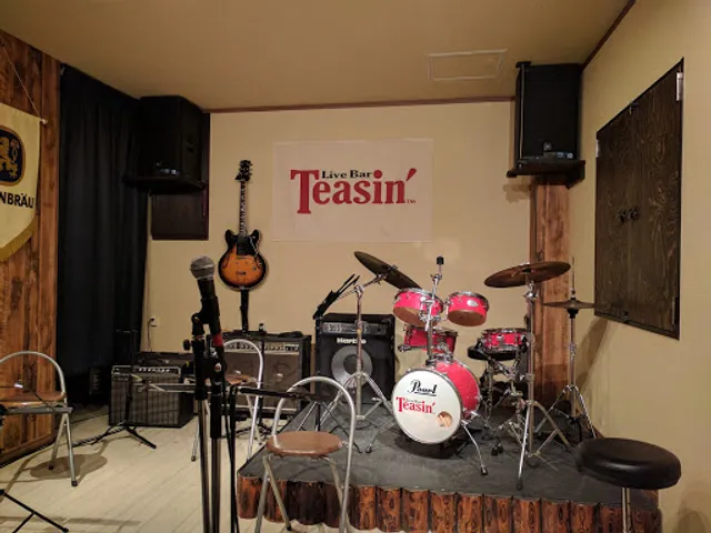 Live bar Teasin'