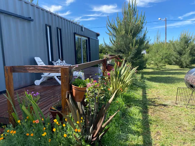 Las Golondrinas container