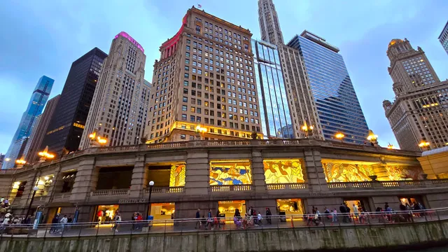 Shoreline Sightseeing's Navy Pier RIVERFRONT Water Taxi Dock (SEASONAL: May 26 – Sep 3)