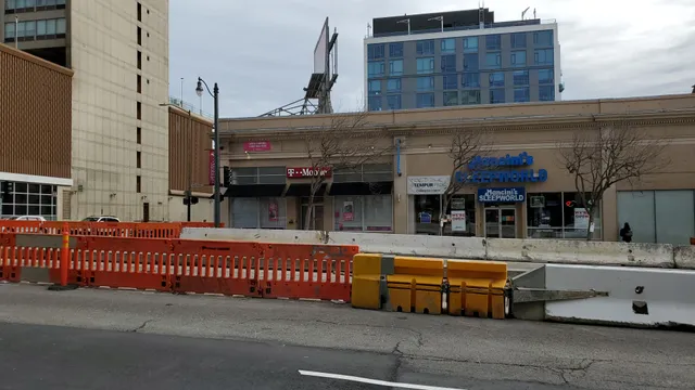 Metro by T-Mobile 900 Van Ness Avenue