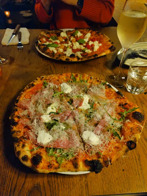 Django's Pizza & Bar🍕