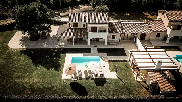 Villa Genia / Villa Genia 2