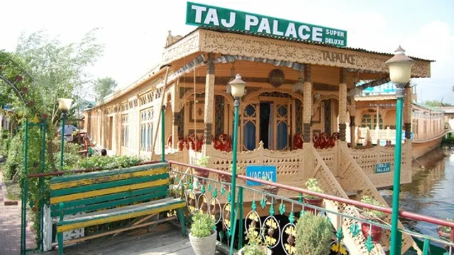 Taj Palace Houseboat || Kashmir Glory Travels