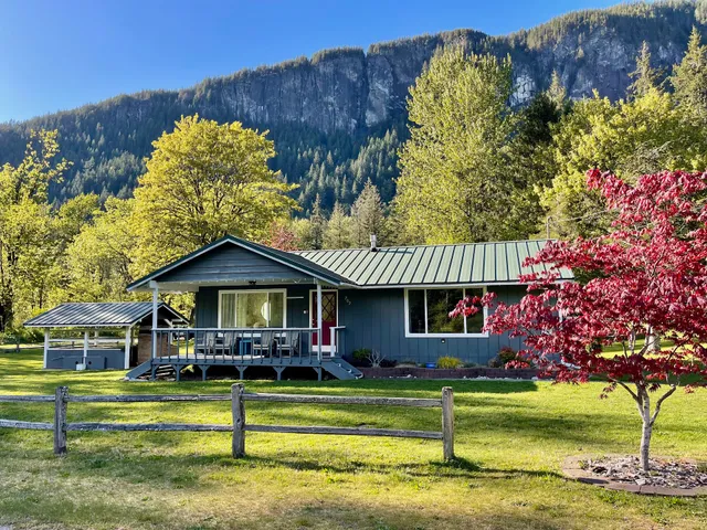 A Riverside Retreat - Cozy Vacation Rental Cabin Near Stevens Pass and Hiking