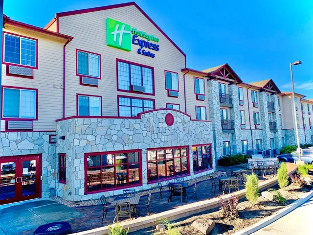 Holiday Inn Express & Suites Cheney by IHG
