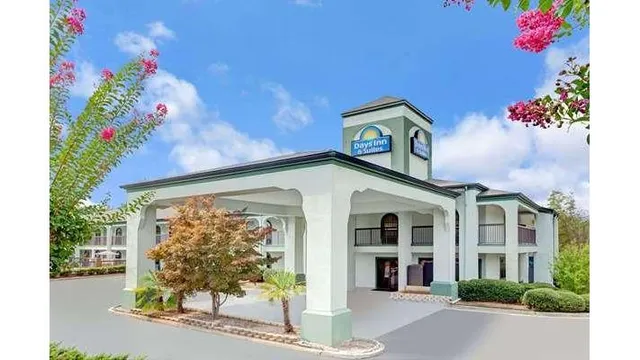 Days Inn & Suites by Wyndham Stockbridge South Atlanta