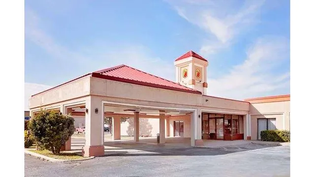 Super 8 by Wyndham Plainview