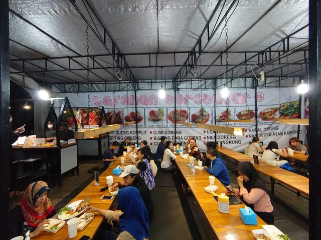 LESEHAN BOROBUDUR MALIOBORO teras malioboro 2