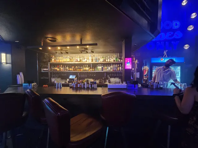 Retro Bar & Lounge