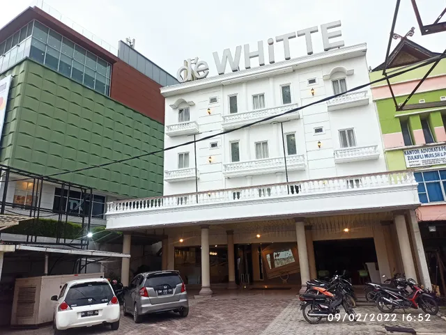 d'e WHiTTE Hotel