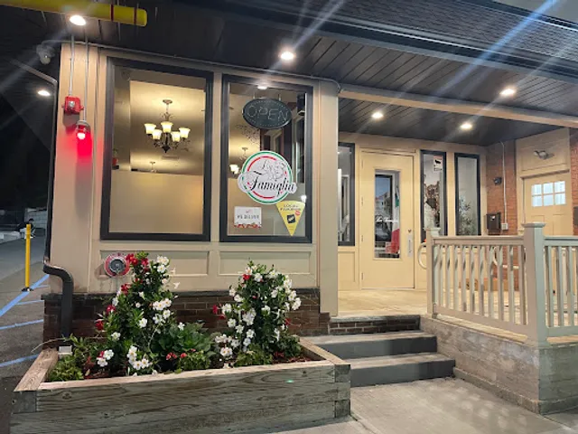 La Famiglia Ristorante, Pizzeria & Catering Maplewood