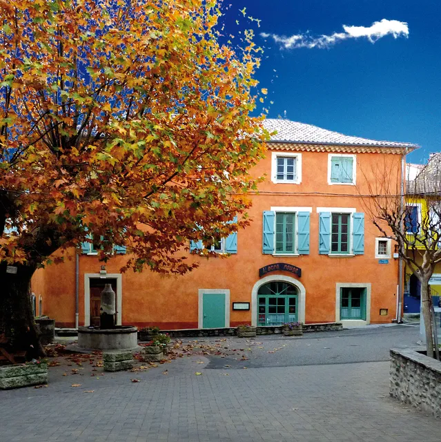 Des lits sur la place