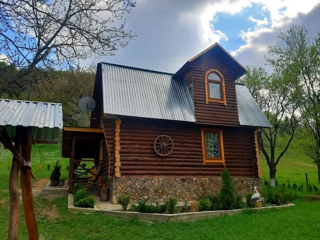 Derev'yanyy Budynok Z Baneyu