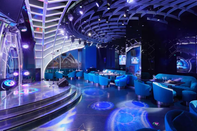 Ресторан MOMO, бар-караоке CITY VOICE