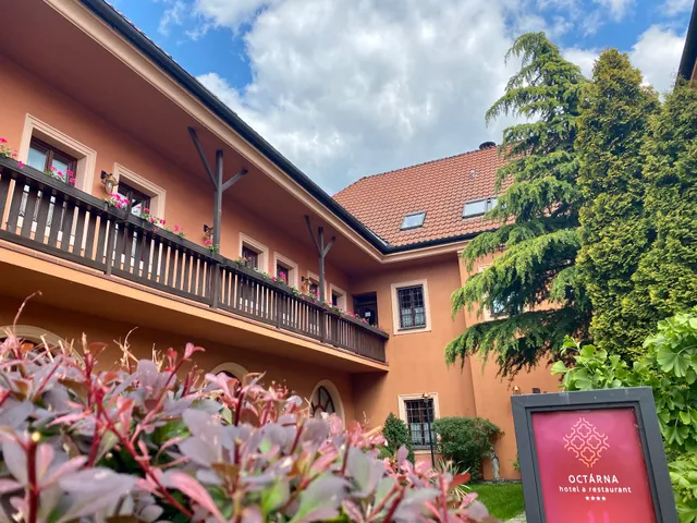 Octárna hotel a restaurant