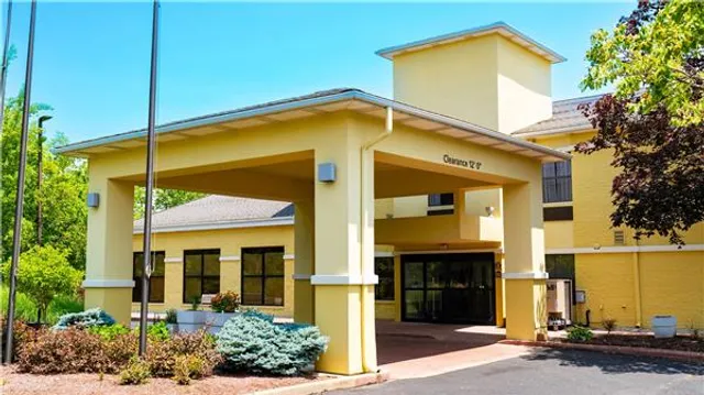 Quality Inn & Suites Oakwood Village - Cleveland South