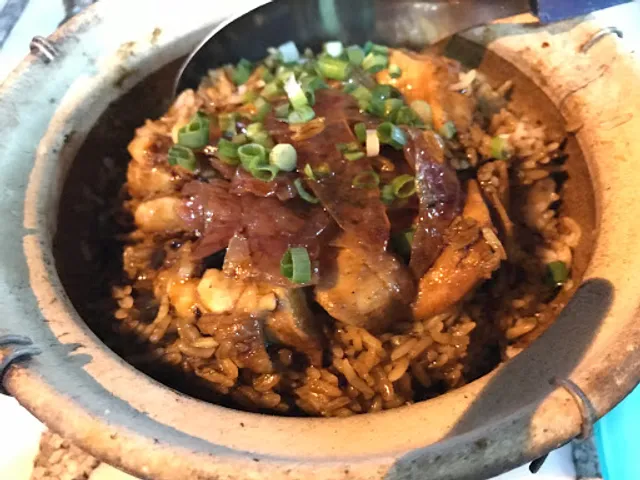 Claypot Chicken Rice 芳姐瓦煲鸡饭