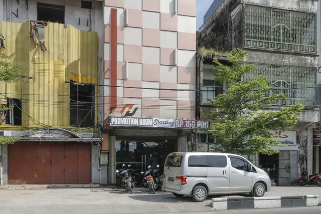 RedDoorz Plus near Fort Rotterdam