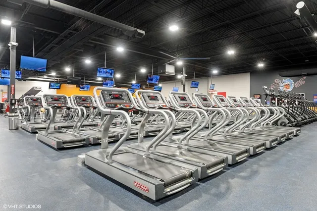 Crunch Fitness - Lawrence