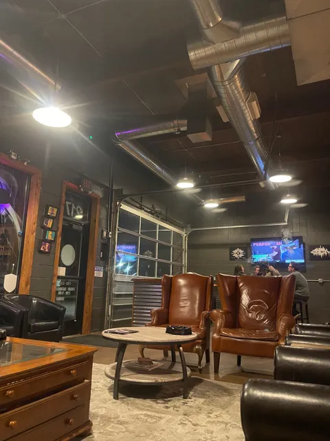 V-Cut Lounge