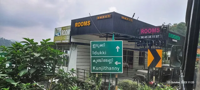 OYO 14368 Evergreen Holiday Home