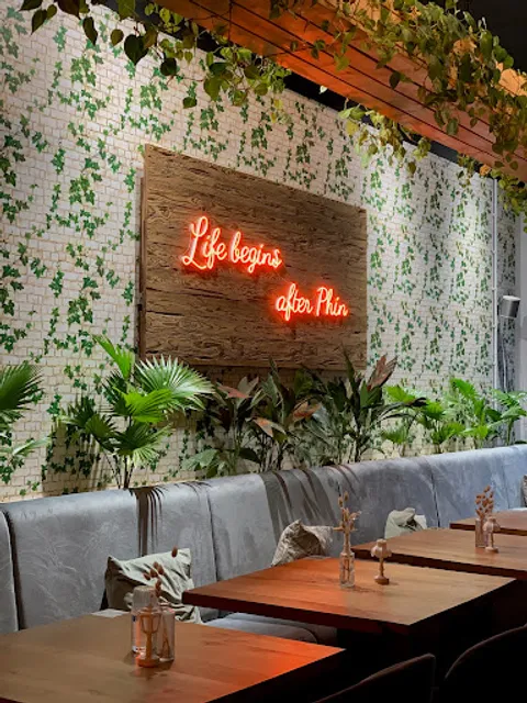 Là Phin Café & Bar