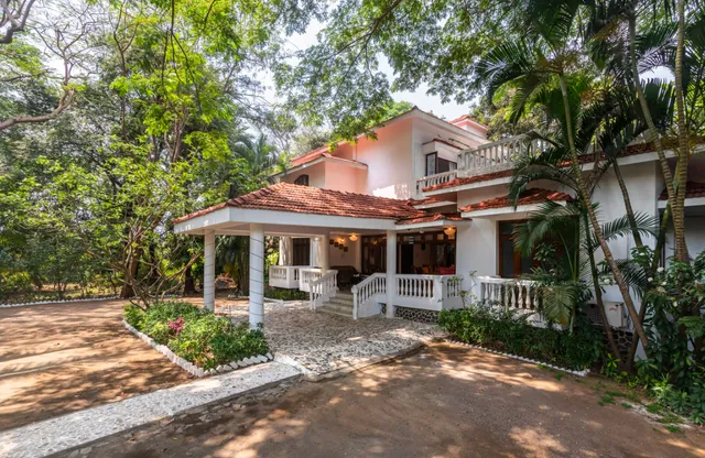 SaffronStays Chikoo Wadi - 3 BDR pool villa in Palghar