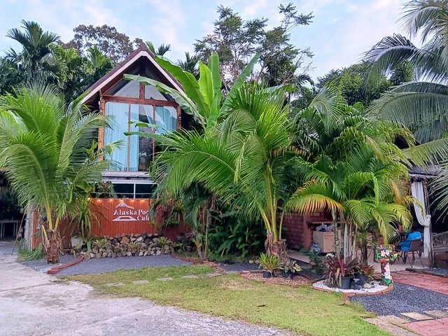 Alaska pool cafe& homestay