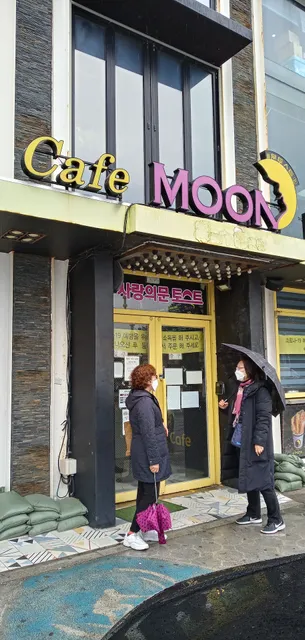 Cafe Moon