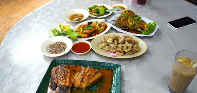 Mona Ikan Bakar & Makanan Laut