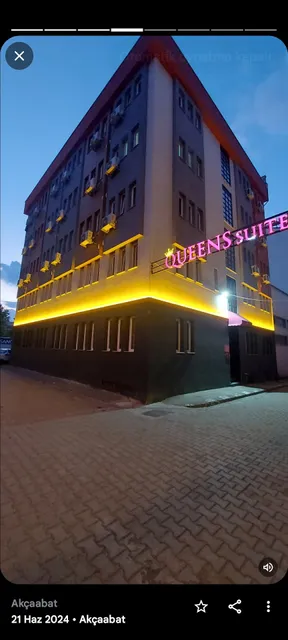 THE QUEENS APART OTEL