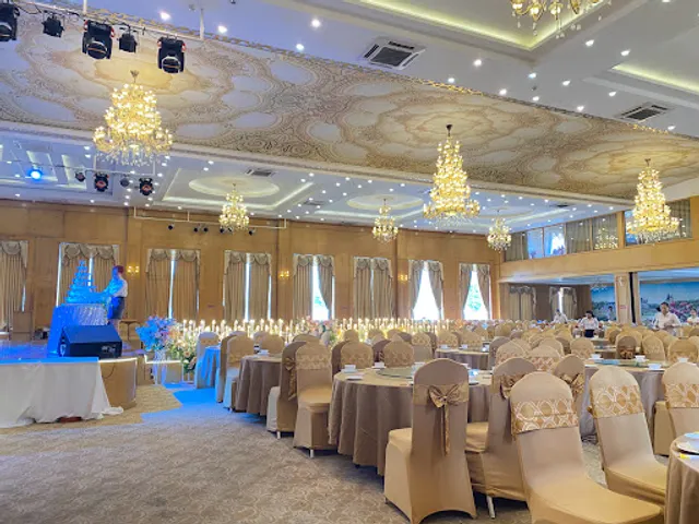 Nhà Hàng Hạ Long Center (Happy Marina cũ)