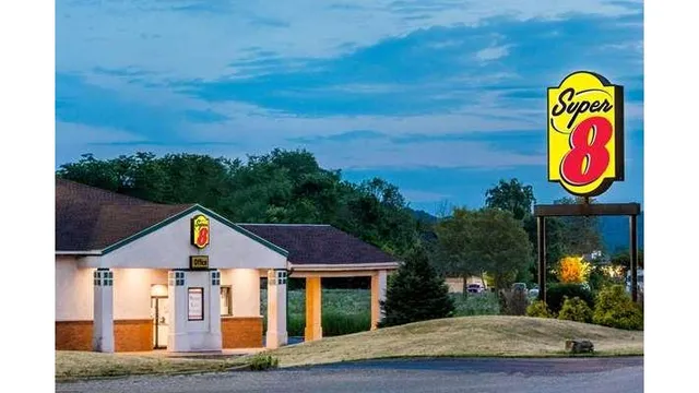 Super 8 by Wyndham Newcomerstown