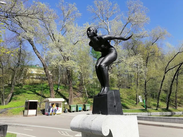 Фонтан «Купальщица» в Нескучном саду