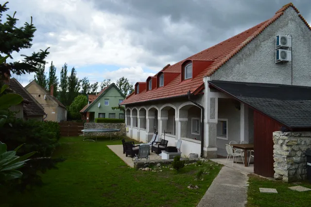 Pécsely House Apartman